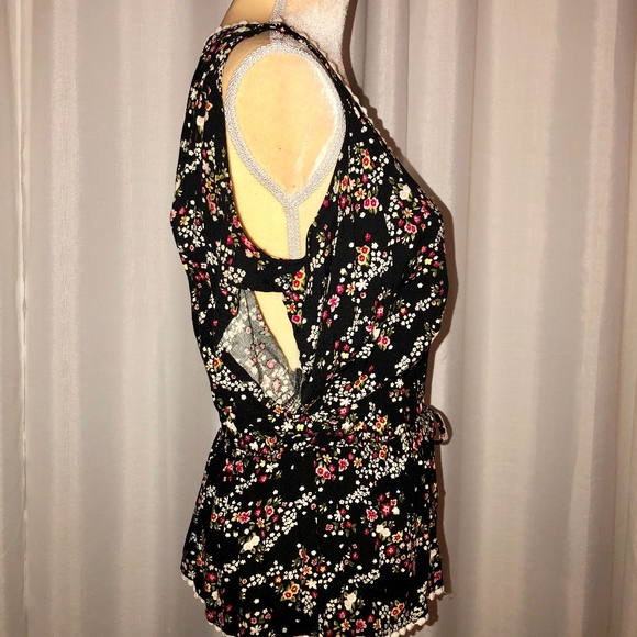 Cold Shoulder Top - Picture 3 of 9